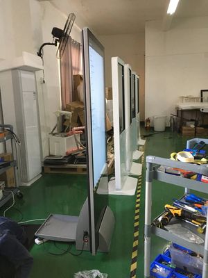 43-calowy kiosk z ekranem dotykowym o rozdzielczości 1920x1080 i jasności 400CD/M2