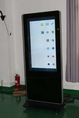 49-calowy kiosk z rozdzielczością 1920x1080 i kamerą Logitech C930