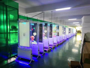 55-calowy wewnętrzny stojak podłogowy QLED Ultracienki ruchomy monitor plakatowy z cyfrowym oznakowaniem Android Dwustronny ekran LCD Kiosk
