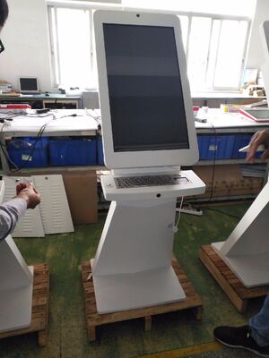 10-punktowy interaktywny digital signage z Wi-Fi, Bluetooth i USB, wzmacniający strategie marketingu cyfrowego